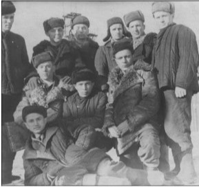 Група молодих вязнів ГУЛАГу. Внизу лежить Ярослав Степанович Кіцул, який останні роки проживав у Вижниці